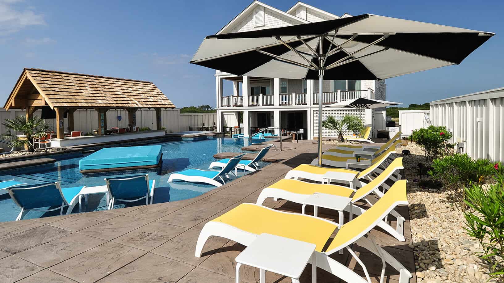 outdoor lounge chairs